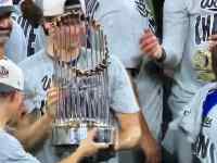 野球のユニフォームを着た男性
AI 生成コンテンツは誤りを含む可能性があります。