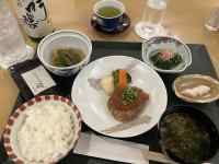 テーブルの上にあるいろんな食べ物
AI 生成コンテンツは誤りを含む可能性があります。