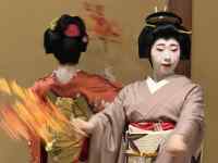 白い服を着ている男性
AI 生成コンテンツは誤りを含む可能性があります。