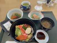 テーブルの上にあるいろんな料理
AI 生成コンテンツは誤りを含む可能性があります。