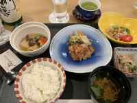 テーブルに置いている様々な料理
AI 生成コンテンツは誤りを含む可能性があります。