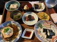 テーブルの上にある数種類の食事
AI 生成コンテンツは誤りを含む可能性があります。