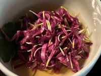 ボウルの中に入っているサラダ
AI 生成コンテンツは誤りを含む可能性があります。