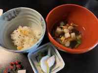 ボウルの中に入っているスープ
AI 生成コンテンツは誤りを含む可能性があります。