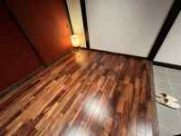 木製床と白い壁
AI 生成コンテンツは誤りを含む可能性があります。