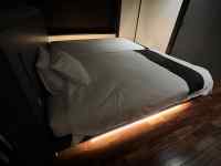 屋内, ベッド, 座る, 部屋 が含まれている画像
AI 生成コンテンツは誤りを含む可能性があります。