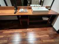 屋内, テーブル, 木製, 建物 が含まれている画像
AI 生成コンテンツは誤りを含む可能性があります。