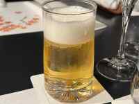 テーブルの上の飲み物が入ったグラス
AI 生成コンテンツは誤りを含む可能性があります。