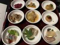 テーブルの上に並べられた料理
AI 生成コンテンツは誤りを含む可能性があります。