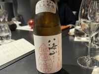 ワインボトルとグラス
AI 生成コンテンツは誤りを含む可能性があります。