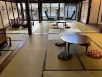 床, 屋内, テーブル, 部屋 が含まれている画像
AI 生成コンテンツは誤りを含む可能性があります。