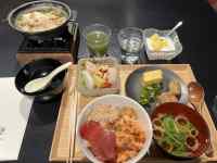 テーブルの上にあるいろんな料理
AI 生成コンテンツは誤りを含む可能性があります。