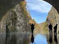 水, 建物, 川, 立つ が含まれている画像
AI 生成コンテンツは誤りを含む可能性があります。