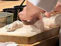 テーブル, 女性, 男, 食品 が含まれている画像
AI 生成コンテンツは誤りを含む可能性があります。