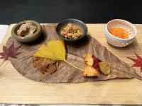 テーブル, 食品, 木製, 座る が含まれている画像
AI 生成コンテンツは誤りを含む可能性があります。