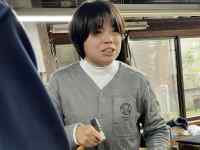 椅子に座っている男性
AI 生成コンテンツは誤りを含む可能性があります。