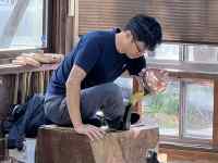 窓, 男, テーブル, 食品 が含まれている画像
AI 生成コンテンツは誤りを含む可能性があります。