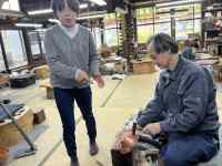 屋内, 立つ, 男, 女性 が含まれている画像
AI 生成コンテンツは誤りを含む可能性があります。