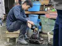 人, 男, 食品, 準備中 が含まれている画像
AI 生成コンテンツは誤りを含む可能性があります。