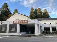 建物の前の家
AI 生成コンテンツは誤りを含む可能性があります。