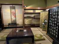 屋内, テーブル, カウンター, 座る が含まれている画像
AI 生成コンテンツは誤りを含む可能性があります。