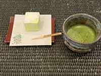 座る, 食品, テーブル が含まれている画像
AI 生成コンテンツは誤りを含む可能性があります。