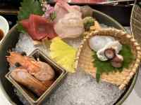 皿の上にある数種類の食べ物
AI 生成コンテンツは誤りを含む可能性があります。