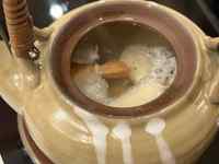 カップ, テーブル, 座る, 鍋 が含まれている画像
AI 生成コンテンツは誤りを含む可能性があります。