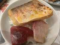 皿の上の食べ物
AI 生成コンテンツは誤りを含む可能性があります。