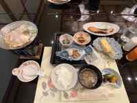 テーブルの上に並べられた料理
AI 生成コンテンツは誤りを含む可能性があります。