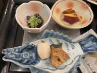 トレイの上にある料理
AI 生成コンテンツは誤りを含む可能性があります。