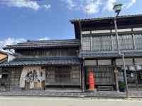 建物の屋根の建物
AI 生成コンテンツは誤りを含む可能性があります。