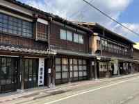 建物の間の道路
AI 生成コンテンツは誤りを含む可能性があります。