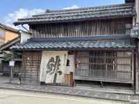 建物の屋根の建物
AI 生成コンテンツは誤りを含む可能性があります。