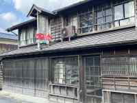 建物の前の家
AI 生成コンテンツは誤りを含む可能性があります。