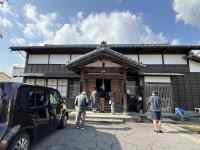 建物の前の広場にいる人
AI 生成コンテンツは誤りを含む可能性があります。