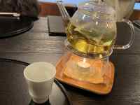 テーブル, 屋内, カップ, 座る が含まれている画像
AI 生成コンテンツは誤りを含む可能性があります。