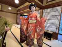 屋内, テーブル, 立つ, 男 が含まれている画像
AI 生成コンテンツは誤りを含む可能性があります。