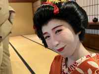 椅子に座っている男性
AI 生成コンテンツは誤りを含む可能性があります。