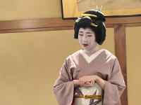 シャツ, 立つ が含まれている画像
AI 生成コンテンツは誤りを含む可能性があります。