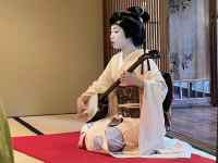 男, テーブル, 女性, 持つ が含まれている画像
AI 生成コンテンツは誤りを含む可能性があります。