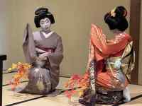 ドレス, 女性, テーブル が含まれている画像
AI 生成コンテンツは誤りを含む可能性があります。