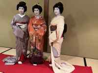 屋内, 立つ, 持つ, 男 が含まれている画像
AI 生成コンテンツは誤りを含む可能性があります。