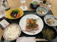 テーブルの上にあるいろんな料理
AI 生成コンテンツは誤りを含む可能性があります。