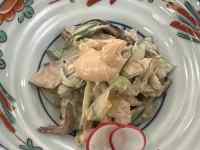 皿の上の料理
AI 生成コンテンツは誤りを含む可能性があります。