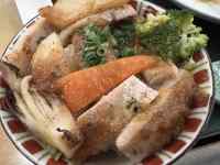 皿の上の肉と野菜の料理
AI 生成コンテンツは誤りを含む可能性があります。