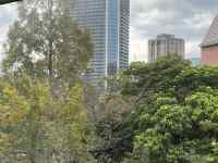 緑の木々茶色の建物
AI 生成コンテンツは誤りを含む可能性があります。