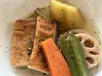 皿の上の肉と野菜
AI 生成コンテンツは誤りを含む可能性があります。