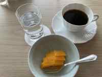 皿の上にあるコーヒー
AI 生成コンテンツは誤りを含む可能性があります。