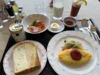 テーブルの上にあるいろんな食べ物
AI 生成コンテンツは誤りを含む可能性があります。